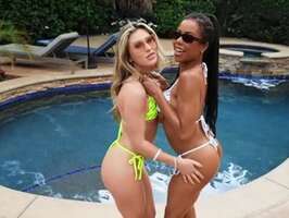 Trio interracial solo por el culo a dos jovencitas