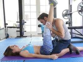Gimnasio entrenador folla a chica nueva