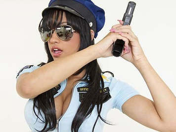 Abella Anderson es la policía de tus sueños