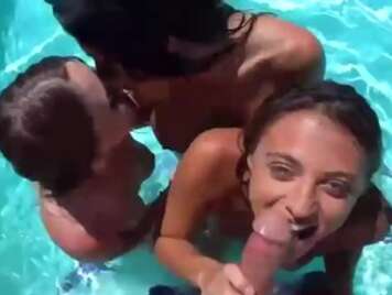Quartetto in piscina con tre ragazze