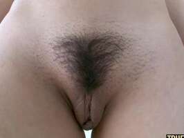 Peludo coño de jovencita quiere un anal