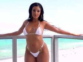 Latina mulata follando en sus vacaciones