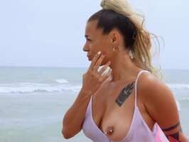 Playa sexo con una rubia tatuada