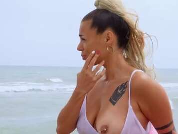 Sesso da spiaggia con una bionda tatuata