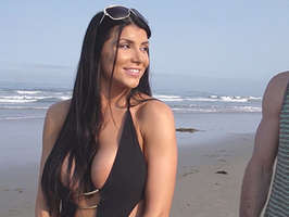 Romi Rain folla en la playa