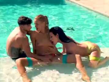 Trio mit zwei jungen Mädchen im Pool