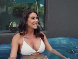 Madura se calienta en la piscina y tiene sexo anal