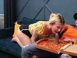 18-19 años rubia folla con el pizzero