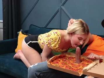 18-19 ans blonde baise avec le pizzero