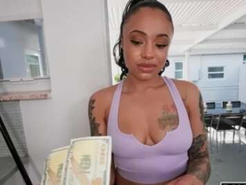 Money Brunette tatouée baise avec son patron