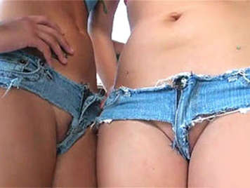 Zwei sexy Mädchen Hosen teilen sich ein p