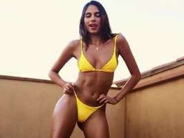 Bikini amarillo y sexy de morena