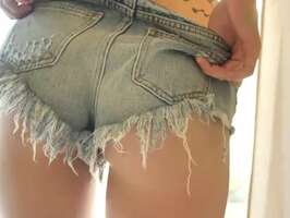 Pantaloncito corto de jovencita universitaria