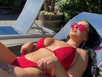 Red Bikini di Morena seduce il suo partner