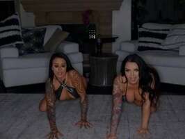 Trio con dos chica tatuadas y nalgonas