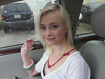 minuscoli bionda ragazza succhiare tette u