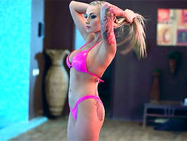 Rubia en bikini se folla al socorrista de la piscina