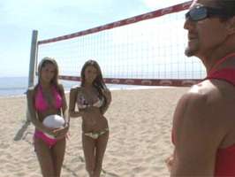 Vigilante de la playa ligando con dos chicas en bikini