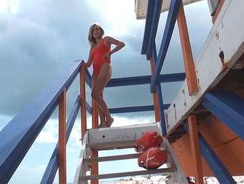 Vigilante ragazza molto eccitati dalla spiaggia di fo
