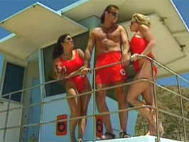 Vigilantes de la playa se montan un trio sexual