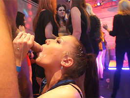 Fiesta salvaje con chicas borrachas follando 