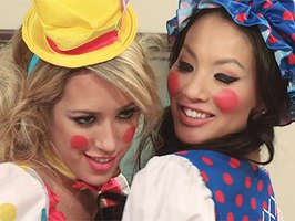 Parodia porno de las Buddie movies con un trío con asiática y su amiga rubia