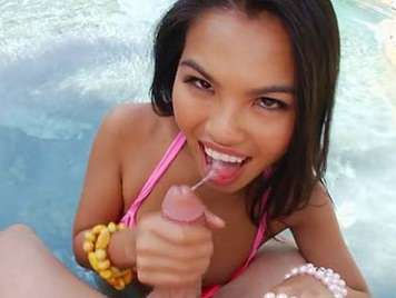 Asiatica tay im Pool Saugen Hahn in pov