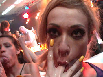 Porno interactivo de sexo en discotecas