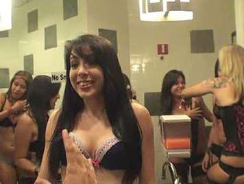 Orgya en una discoteca con todas las chicas en lenceria