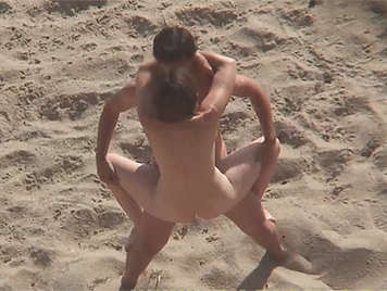 Sexo acrobatico en la playa nudista con eyaculacion interna gravada por un vicioso y enfermo voyeur 