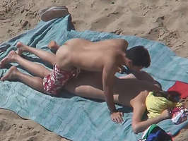 Sin miramientos se sube encima de la chica y le mete la polla por el coño de espalda mientras un mirón lo graba todo en video 