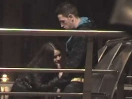 Parejita en el parque de pie grabada por un voyeur mientras ella le hace una paja y le chupa la polla al novio