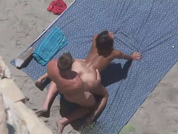 Voyeur graba a un pareja que estan follando duro en la playa a cuatro patas con su piel broceada y un hermoso culo