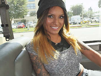 Bella ragazza accetta di avere rapporti sessuali con un duro desco