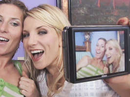 Dos amigas con ojos preciosos empiezan con selfies y acaban follando y chupando polla como guarras