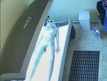 Cámara oculta en un solarium muestra a chica desnuda tomando rayos UVA