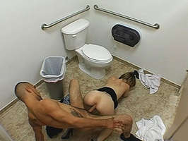 Grabando con camara oculta una pareja que folla a escondidas en un baño publico