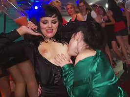 Fiesta de sexo harcore con dobles penetraciones a chica totalmente borrachas  de alcohol y sexo