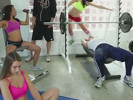 Espectacular orgía en el gimnasio del barrio con las tias mas buenas del instituto