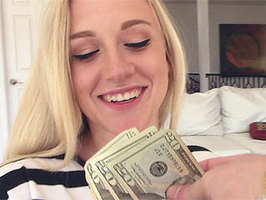 Rubia follando por dinero y haciendo una mamada espectacular