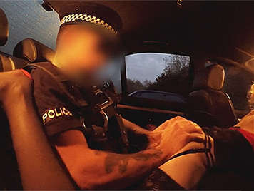 Korrupte Polizisten ein sexye Blondine in ihrem ficken