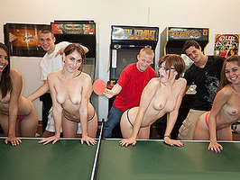 Juegos de sexo en la sala de juegos de la residencia de universitarios sacudiendo los culos de las chicas con palas de ping pong