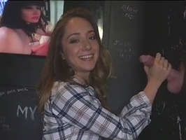 Muchas pollas en el glory hole para una jovencita cachonda