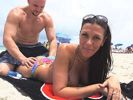 Exuberante morena tetuda en bikini haciendo una espectacular mamada recibe una gran corrida en su cara