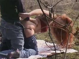 Voyeur pilla a una parejita follando en el bosque y los graba con su videocamara, el chico la folla hasta correrse encima de su culo