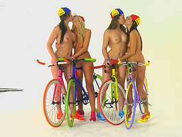 Cuarteto lesbico entre chicas ciclistas