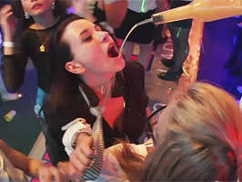 Orgia europea con chicas borrachas de alcohol y sexo duro
