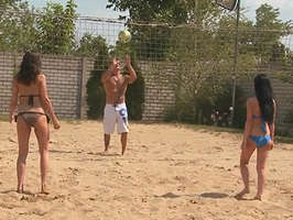 Juegos de pelota con chicas en bikini que acaba en bacanal sexual