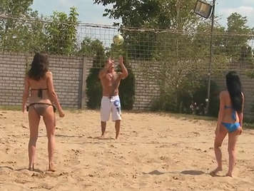 Juegos de pelota con chicas en bikini que acaba en bacanal sexual