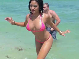 Follando en la playa por dinero
